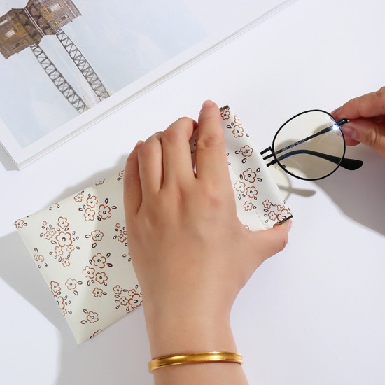 Small, fresh, portable, self-closing spring-loaded storage bag, small sample lipstick and data cable storage pouch.