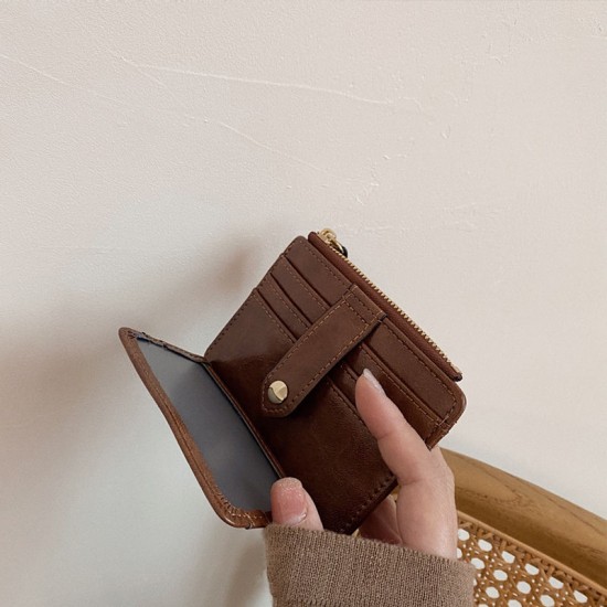 Simple, stylish, short, magnetic closure bag for women, a versatile, popular Korean clutch.