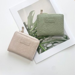 Factory-direct retro small wallet with an Instagram-style short design for women, a fresh, European and American style. Folding, simple, and artistic, with a buckle.